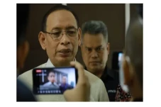 Rektor Unair Bagikan...