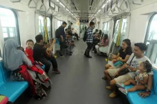 Penumpang MRT Jakarta...