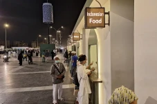 Menikmati Bakso Depan...