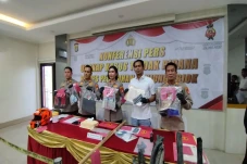 Kesal Istri Digoda,...