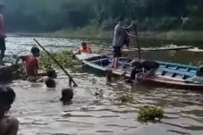 Bermain Rakit di Waduk...