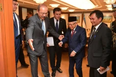 Bertemu PM Uzbekistan,...