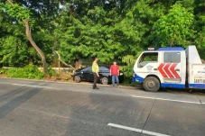Mobil Sedan Ringsek...