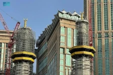 Menakjubkan, 2 Menara...