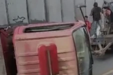 Truk Damkar Terguling...