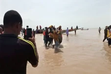 Perahu Rombongan Tamu...