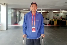 Dibantu Kruk, Christian...