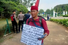 Aksi Jalan Kaki Lolo...