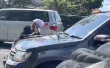 Bule Amerika Rusak Mobil...