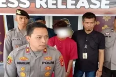 Tidak Diberi Uang Rokok,...