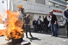Demonstran Lebanon Lempari...