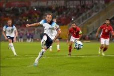 Harry Kane Cetak Gol...