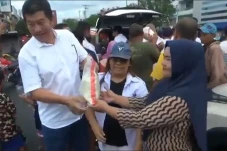 Bagi Sembako Gratis,...