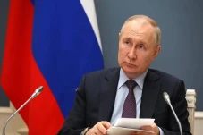 Pria Rusia Bakar Al-Quran,...