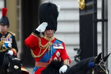 Raja Charles III Menunggang...