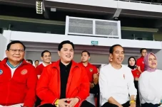 Momen Erick Thohir Duduk...