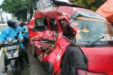 Imbas Angkot Dihantam...