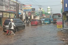 Kali Licin Meluap, Jalan...