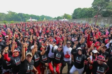 Ribuan Orang Antusias...