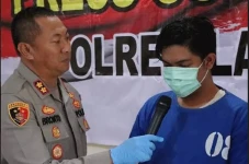 Ingin Punya Uang, Pemuda...