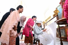 Iriana Jokowi Ajak Permaisuri...