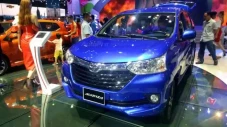 Deretan Mobil dengan...