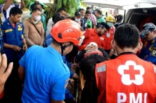 Lansia Jatuh dari Gedung...