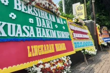 Fenomena Karangan Bunga...