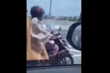 Viral! Emak-emak Terekam...