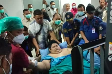 Pemuda Obesitas 300...