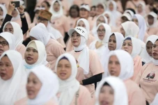 Gandeng Emak-emak, Mak...