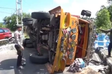 Truk Angkut Air Minum...