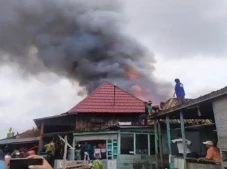 2 Rumah Panggung di...