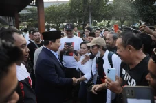 Prabowo Sambangi Solo,...