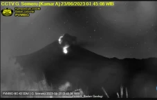 Gunung Semeru Erupsi...