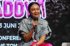 Sutradara Myrna Paramita...