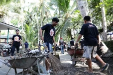 Sambut Tradisi Lokal,...