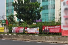 Spanduk Bacaleg Menjamur...