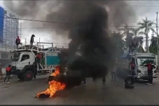 Tuntut Penuntasan Korupsi,...