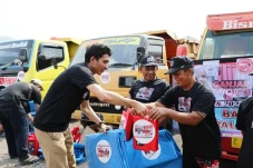 Sopir Truk Ganjar Bagikan...
