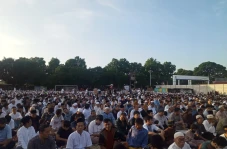Ribuan Jemaah Salat...