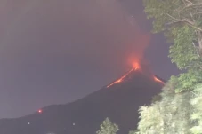 Semburkan Lava Pijar,...