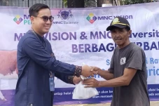 Bagikan Daging Kurban...