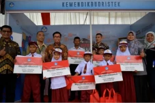 Kemendikbudristek Salurkan...
