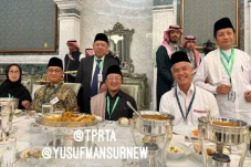 Foto dengan Anies dan...