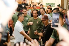 Jokowi Jalan Santai...