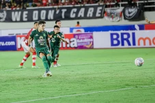 Persebaya Hajar Persis...