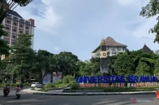 6 Universitas Negeri...