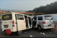 3 Mobil Tabrakan Beruntun...