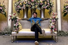 Unggah Foto Duduk di...